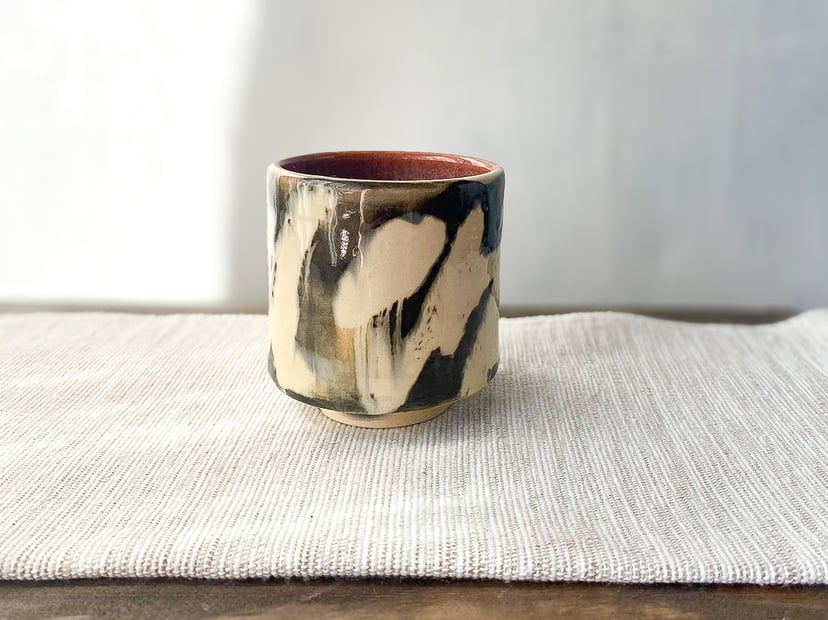 Śliwka w środku – ceramiczna czarka inspirowana japońską kaligrafią