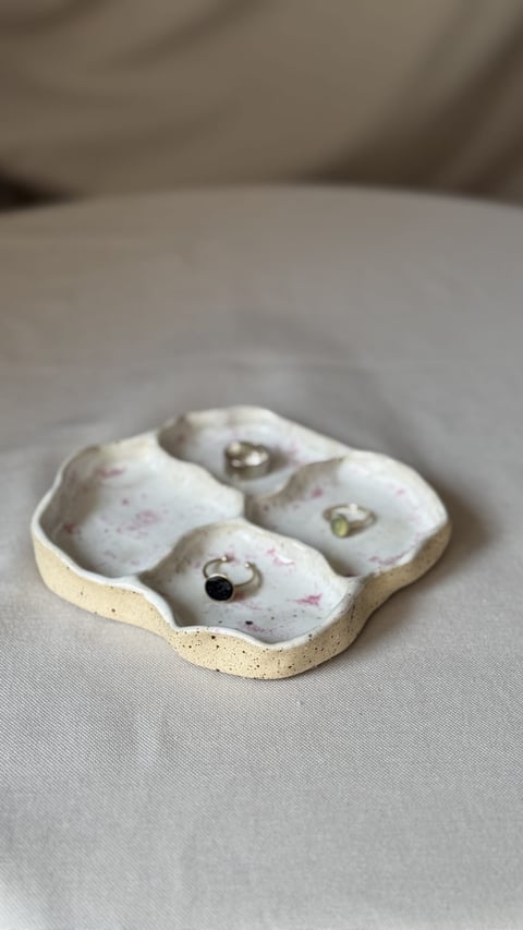 Podstawka na biżuterię/drobiazgi - biała z różowym muśnięciem – ceramiczny organizer handmade