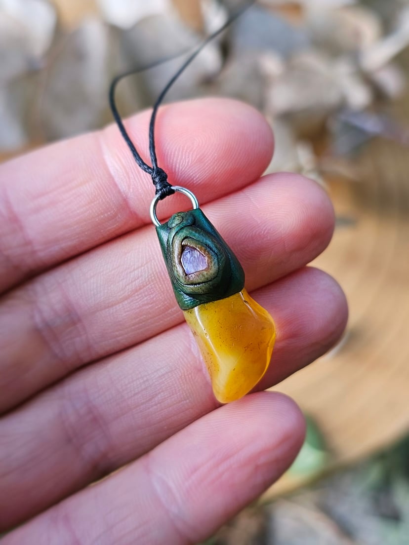 Amulet Wiecznego Lata "Kropla Słońca" - Bursztyn z Czaroitem