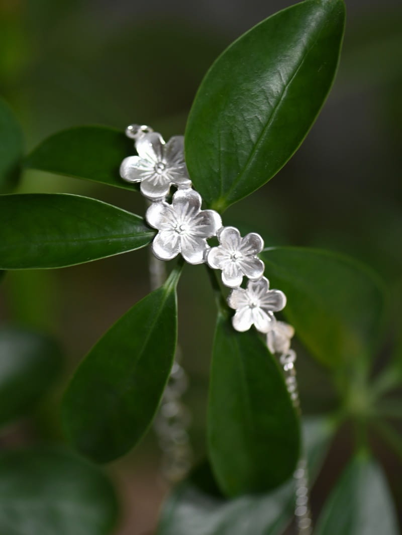 Bransoletka srebrna z białymi barwinkami Letni Ogród
