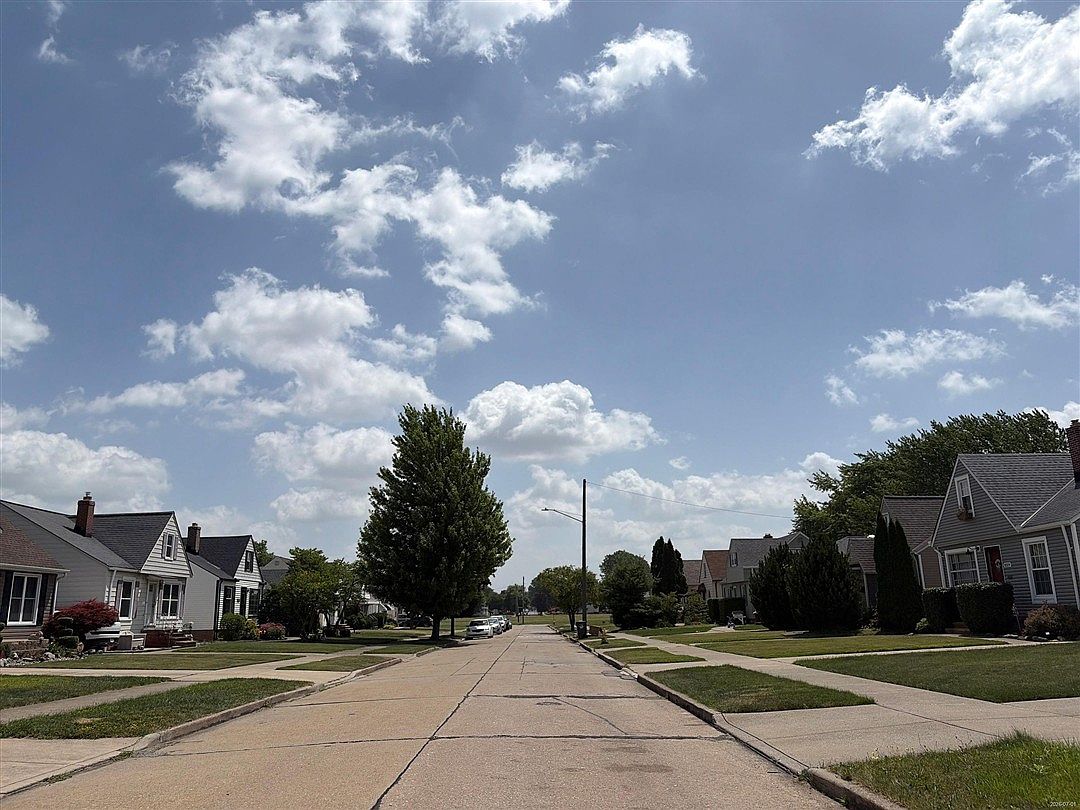 8402 Renwood Drive,Parma,OH,United States preview