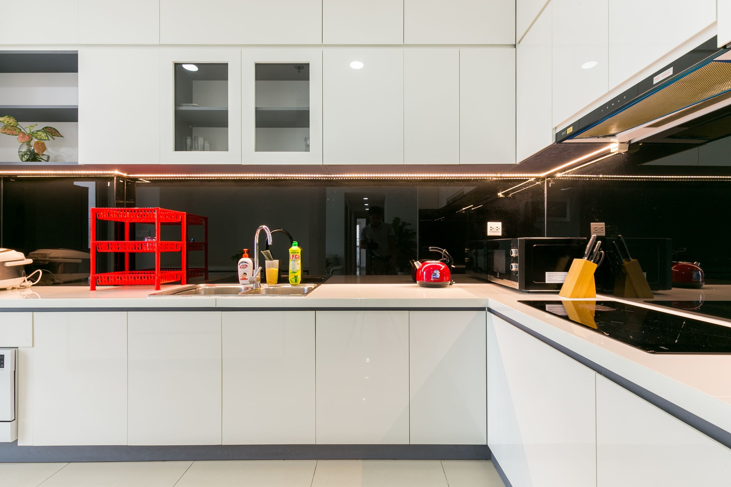 Khu bếp đầy đủ tiện nghi căn hộ 3 phòng ngủ RiverGate Residence