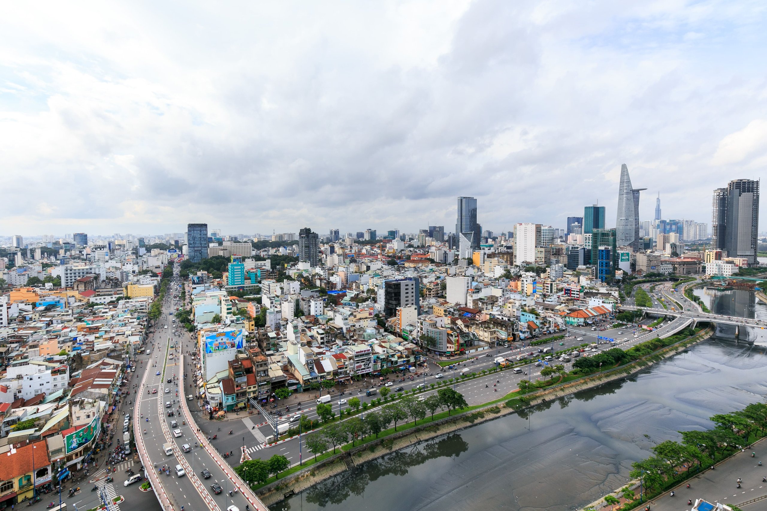 View thành phố từ ban công căn hộ 3 phòng ngủ RiverGate Residence