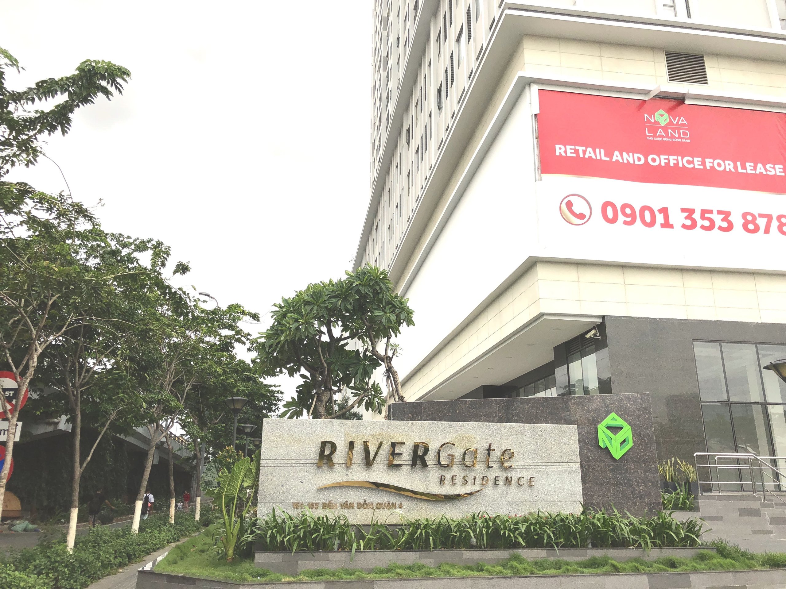 Cổng chính RiverGate Residence – căn hộ dịch vụ cao cấp tại Quận 4, TP.HCM do Novaland phát triển.