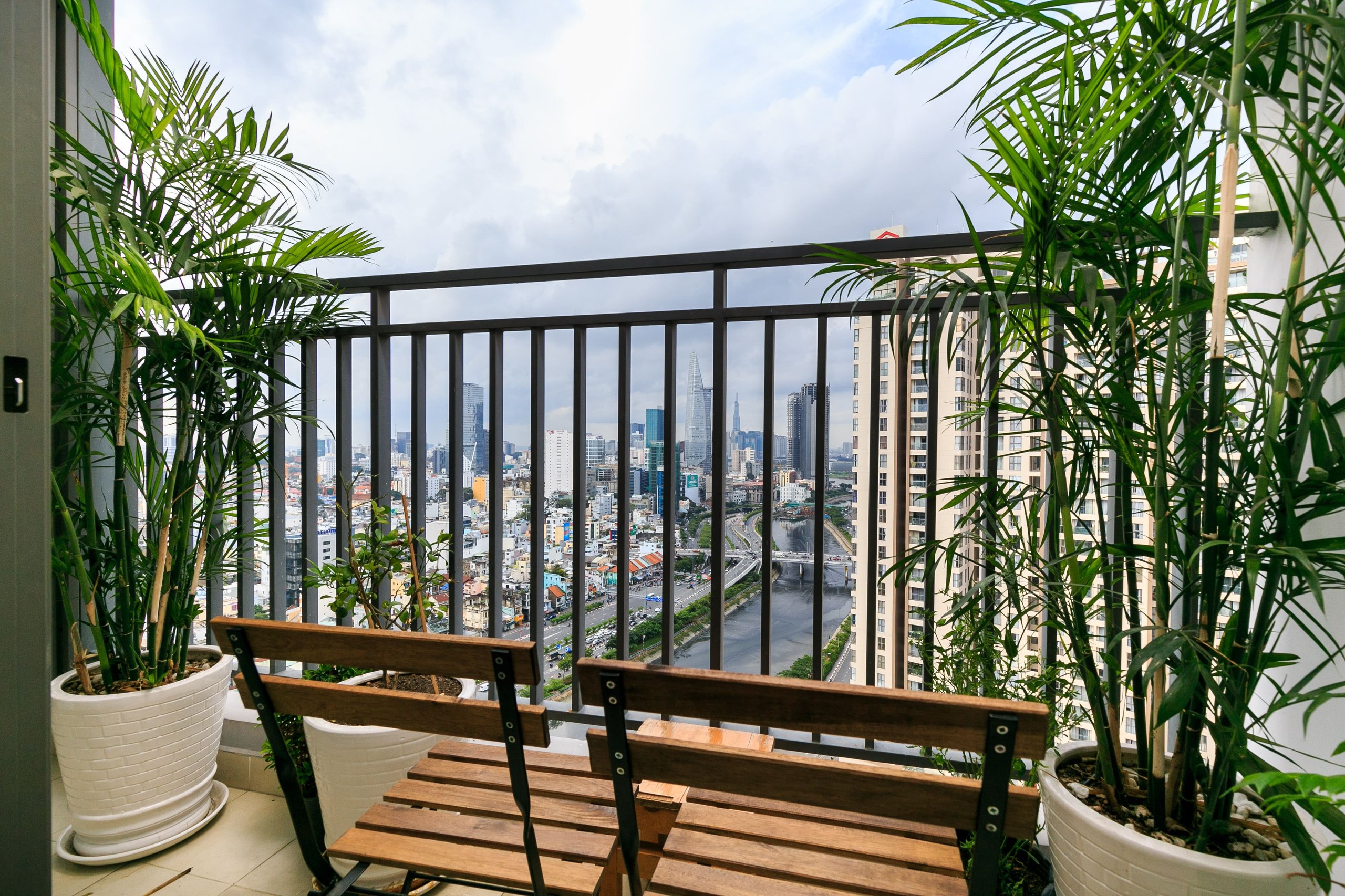 Ban công view sông Sài Gòn căn hộ 3 phòng ngủ RiverGate Residence