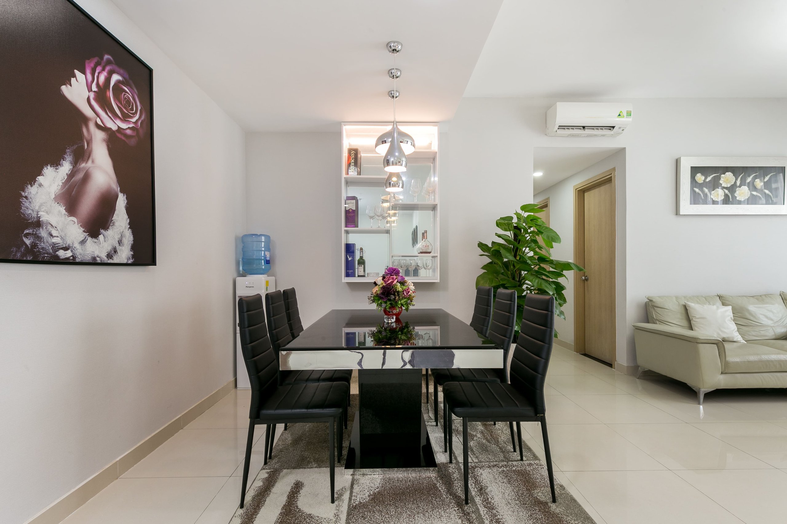 Bàn ăn 6 ghế trong căn hộ 3 phòng ngủ RiverGate Residence