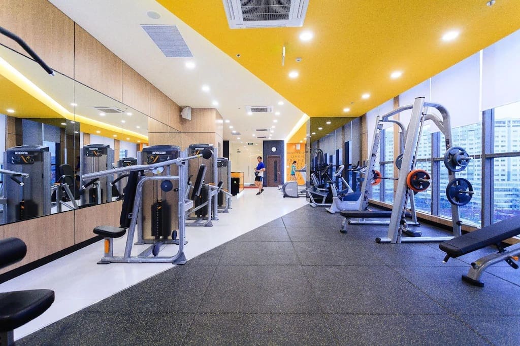 Phòng gym tại RiverGate Residence Quận 4 với thiết bị hiện đại, không gian thoáng, nhìn ra cảnh thành phố