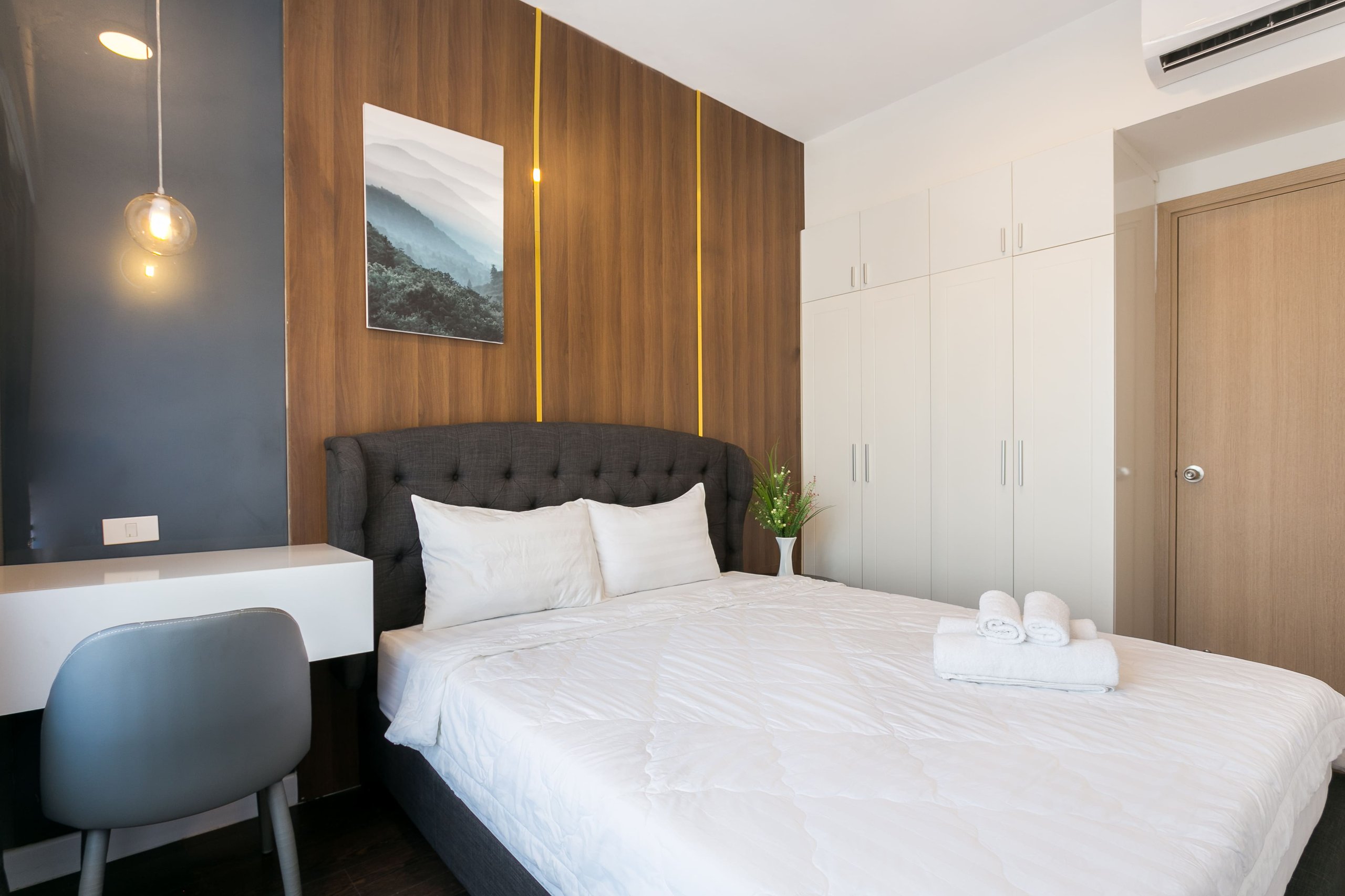 Nội thất phòng ngủ chính căn hộ 2 phòng ngủ RiverGate Residence