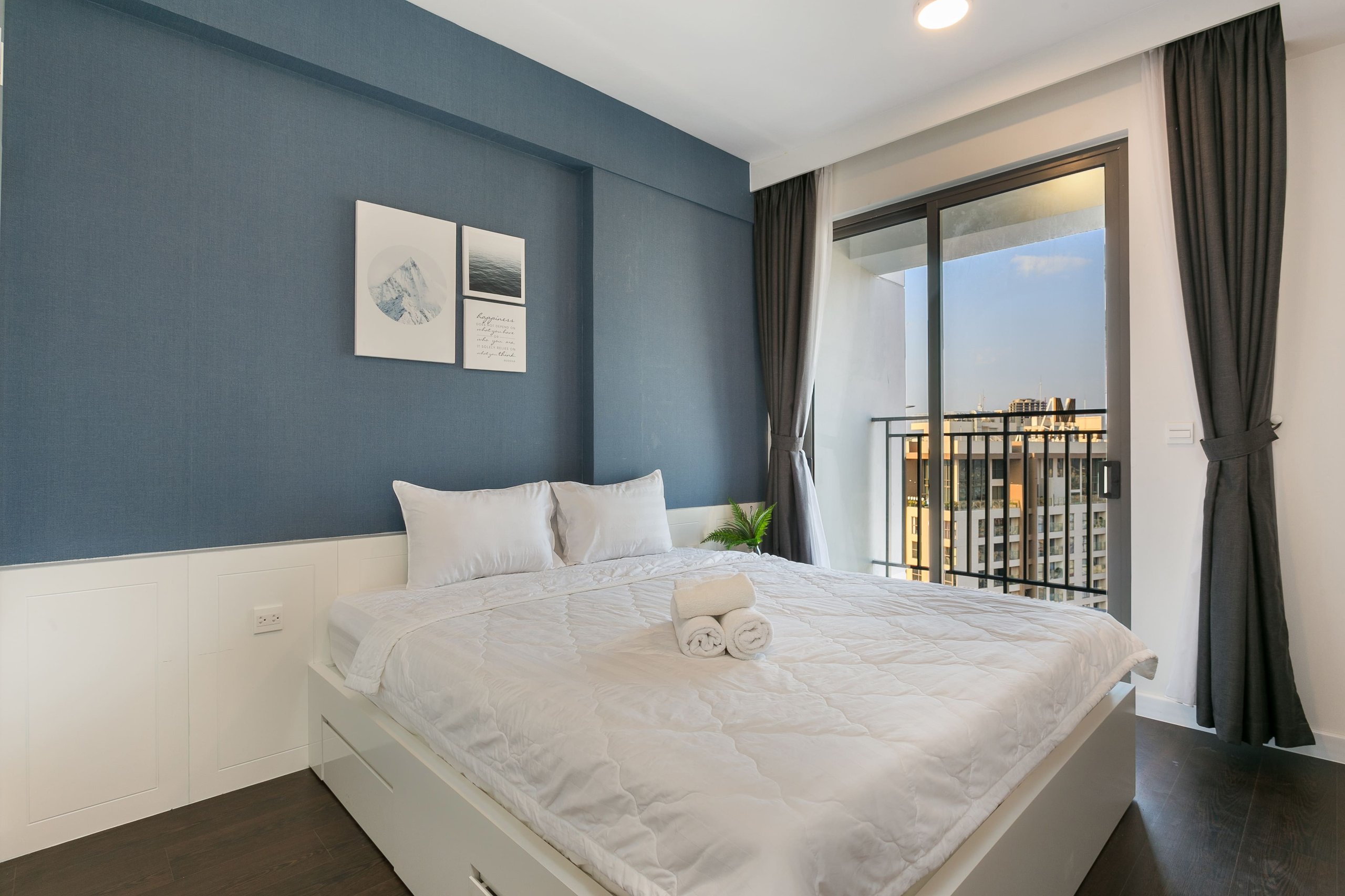 Phòng ngủ thứ hai có ban công tại căn hộ 2 phòng ngủ RiverGate Residence