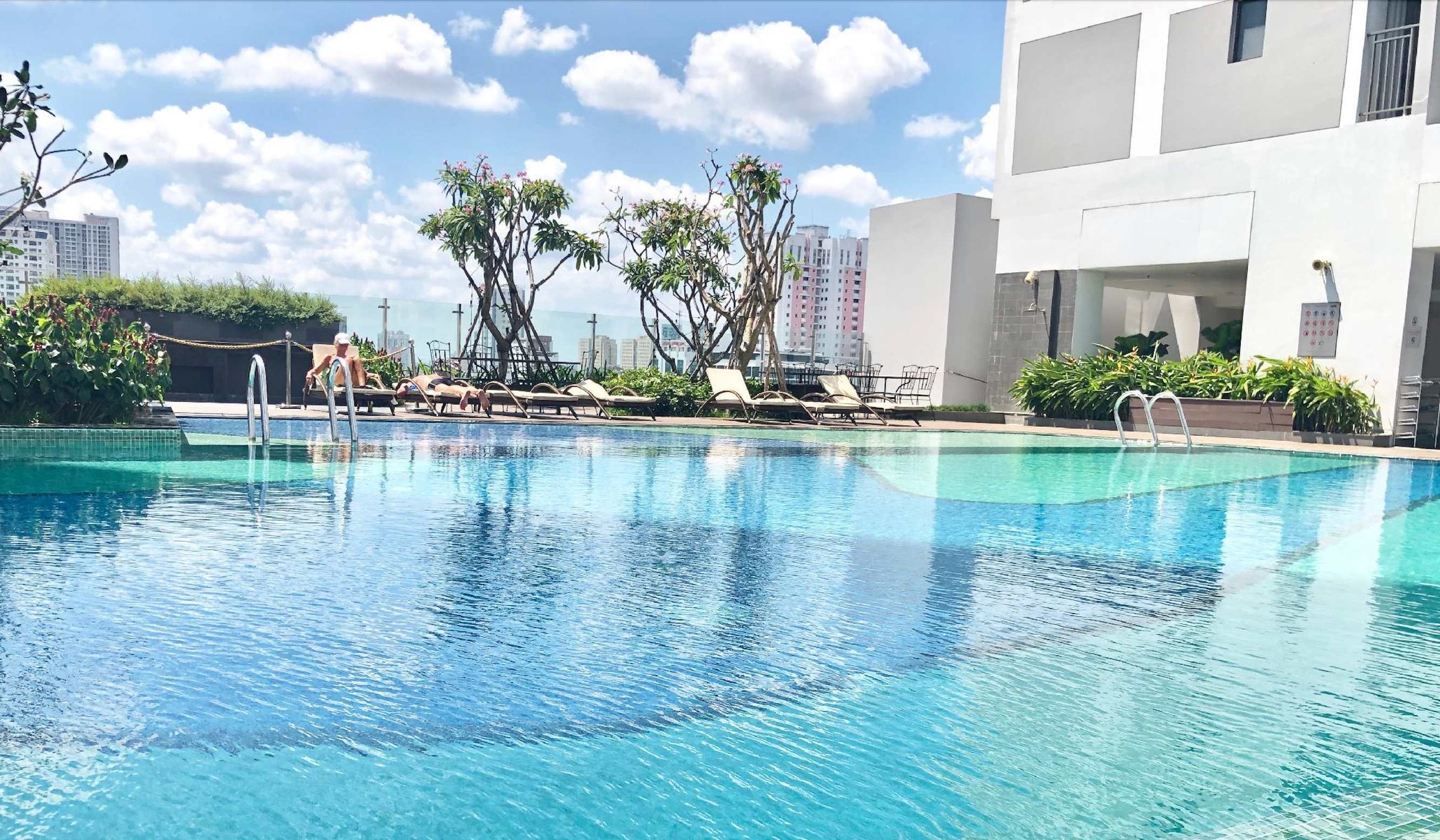 Hình ảnh hồ bơi ngoài trời tại RiverGate Residence Quận 4, rộng rãi, sạch đẹp, nhìn ra thành phố và bờ sông