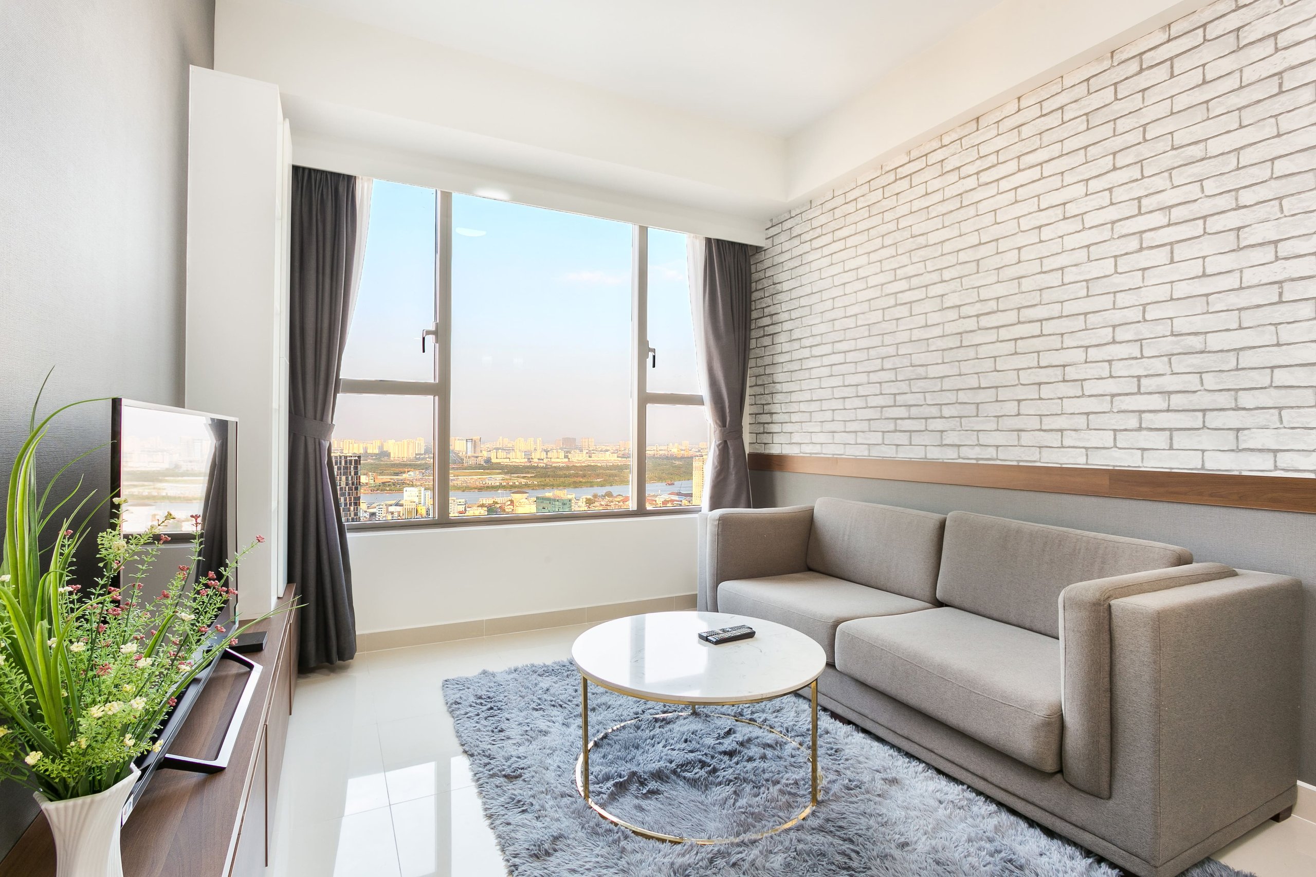 Phòng khách view đẹp căn hộ 2 phòng ngủ RiverGate Residence