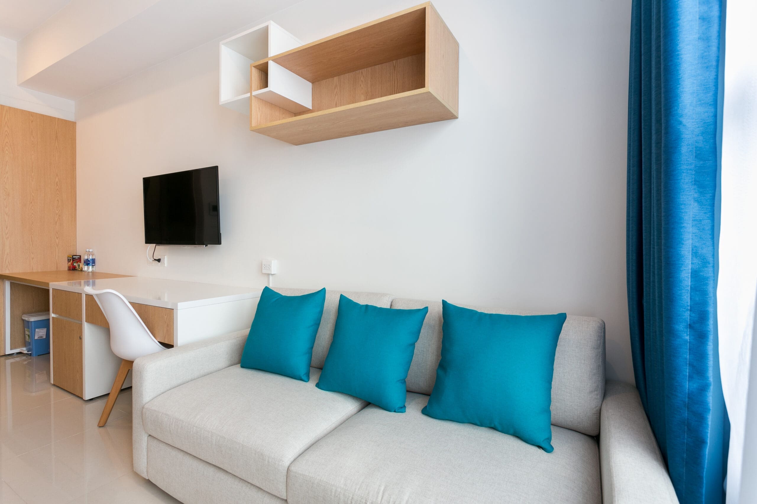 Sofa và bàn làm việc trong căn hộ Studio RiverGate Residence