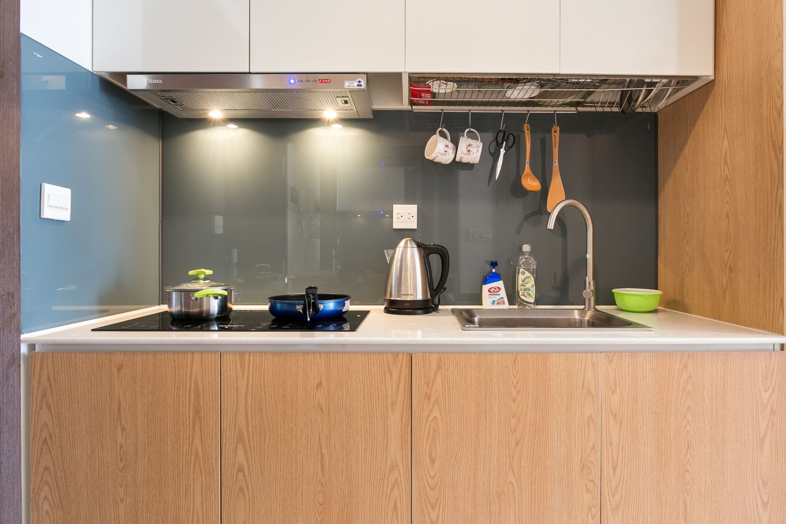 Khu bếp đầy đủ dụng cụ trong căn hộ Studio RiverGate Residence