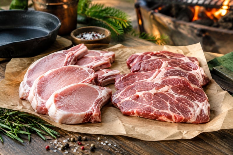 Rohe Schweinekoteletts und Nackensteaks auf Metzgerpapier