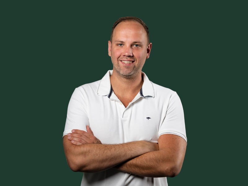 Fabian von Odenwälder BBQ im weißen Polo mit verschränkten Armen