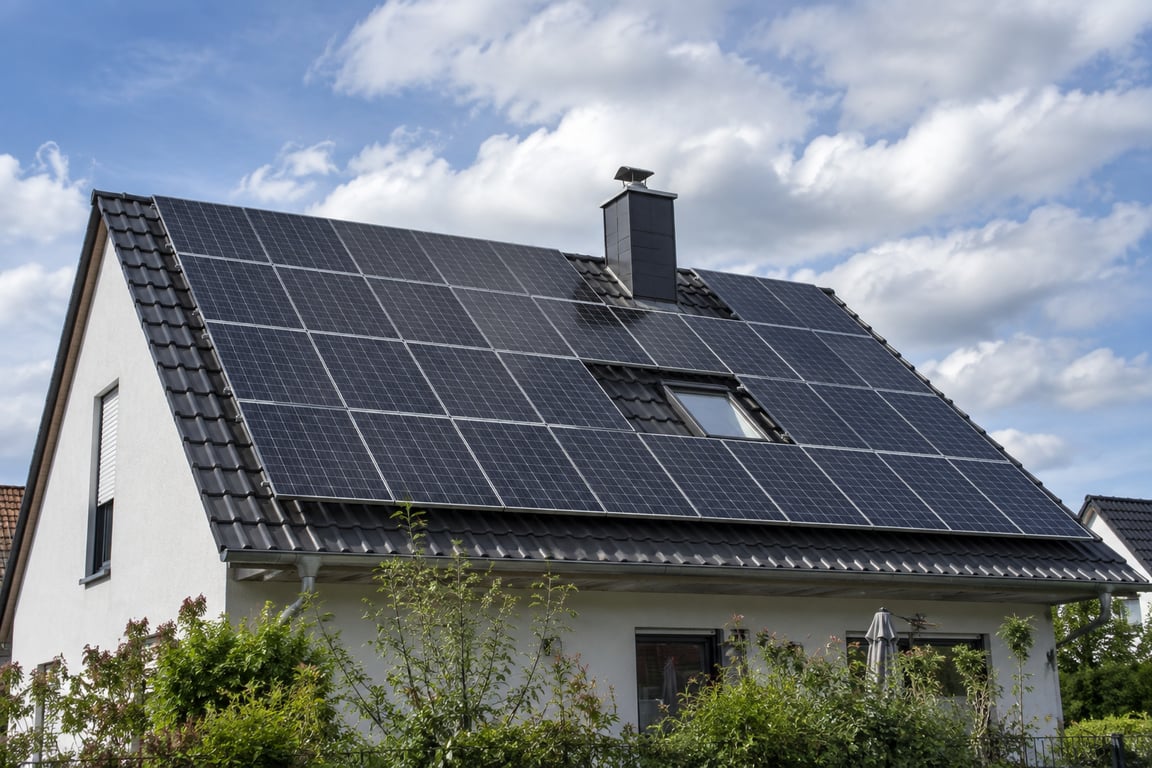 Einfamilienhaus mit vollständig auf dem Dach installierter Photovoltaikanlage
