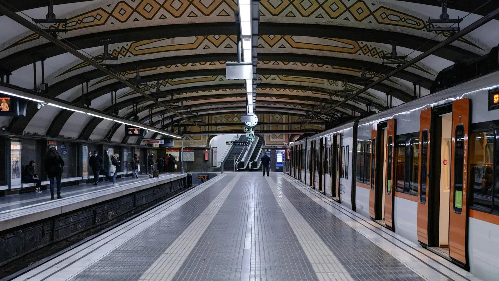 Bahnsteig der Station Plaça Catalunya in Barcelona mit einfahrendem Zug