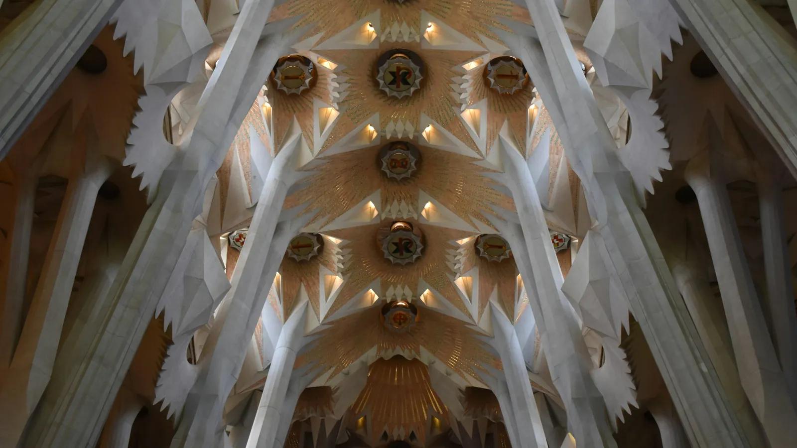 Bóveda de la Sagrada Família en Barcelona con columnas ramificadas