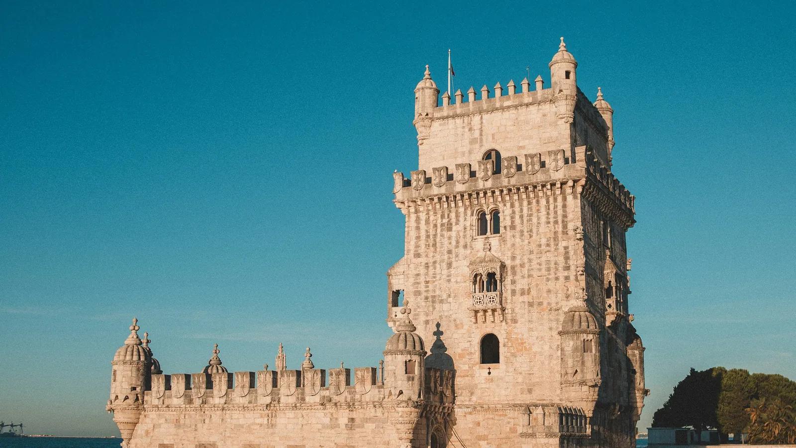 Torre de Belém na margem do Tejo, em Lisboa, à luz quente do fim de tarde