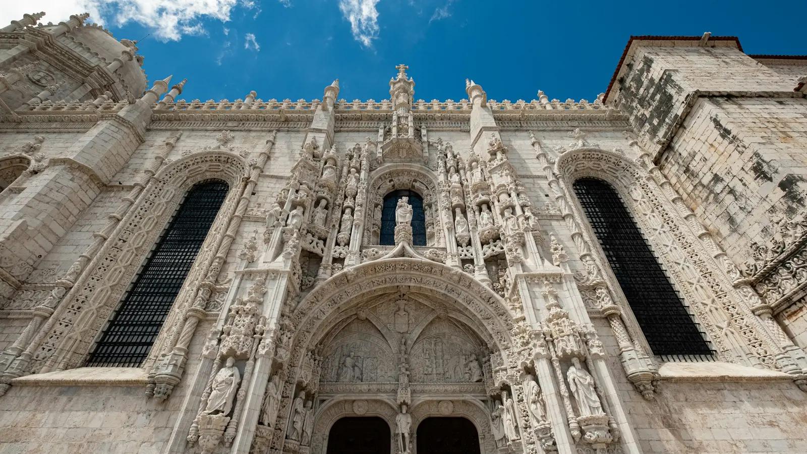 Reich verziertes Südportal des Mosteiro dos Jerónimos in Lissabon von unten gesehen