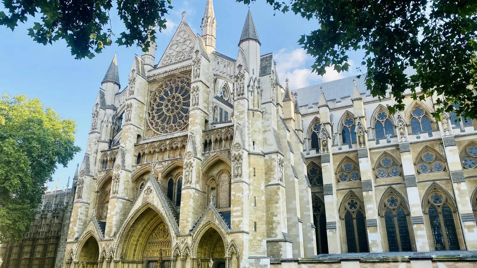 Nordfassade der Westminster Abbey in London mit Fensterrose