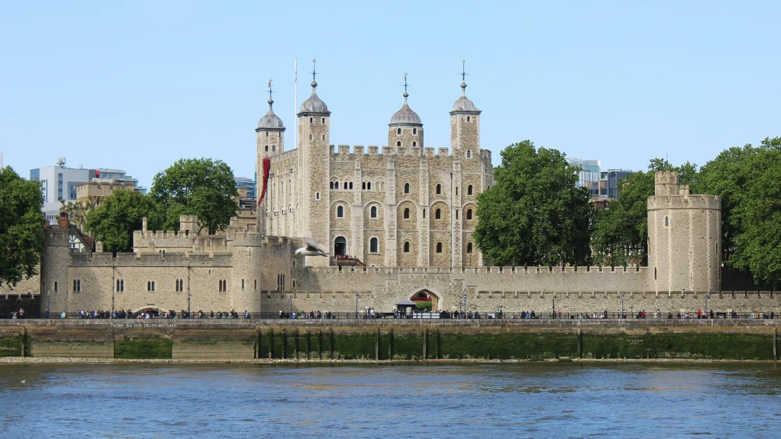 Tower of London mit dem White Tower, von der Themse aus gesehen