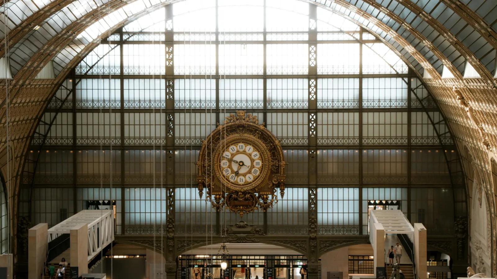 Große vergoldete Uhr in der Haupthalle des Musée d'Orsay in Paris