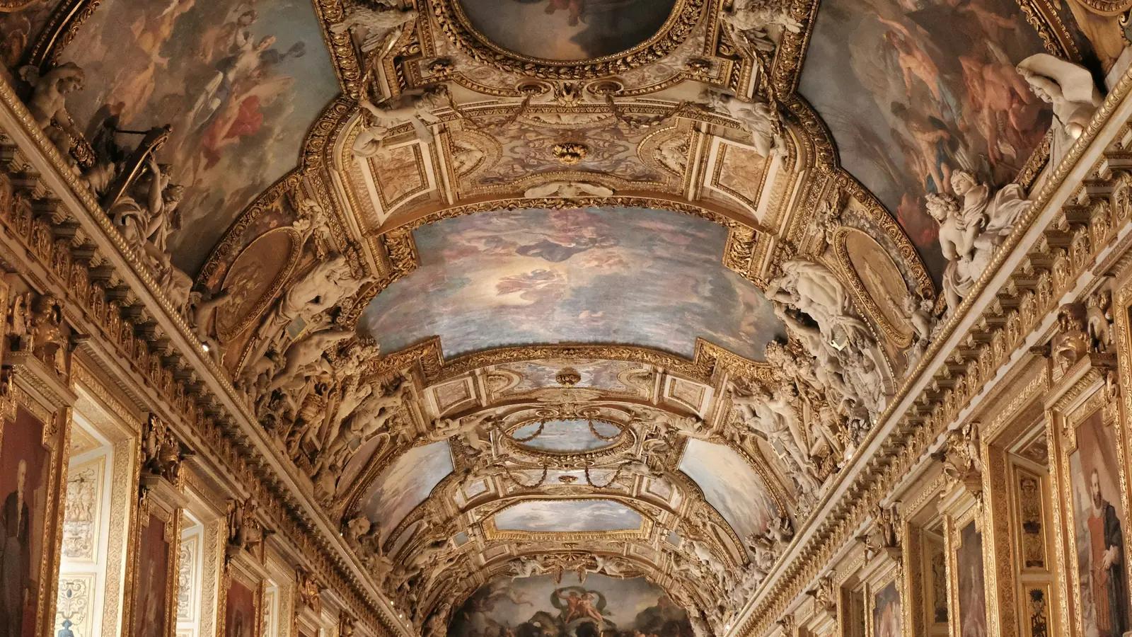 Vergoldete, bemalte Decke der Galerie d'Apollon im Louvre in Paris