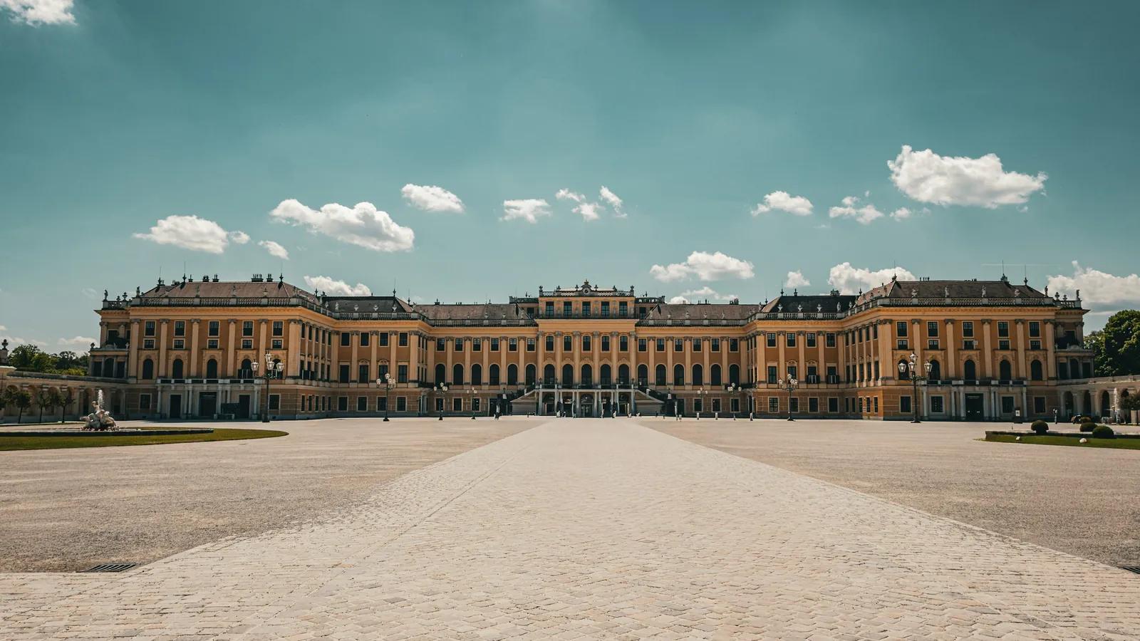 Palácio de Schönbrunn, em Viena, com o amplo pátio de honra sob um céu azul