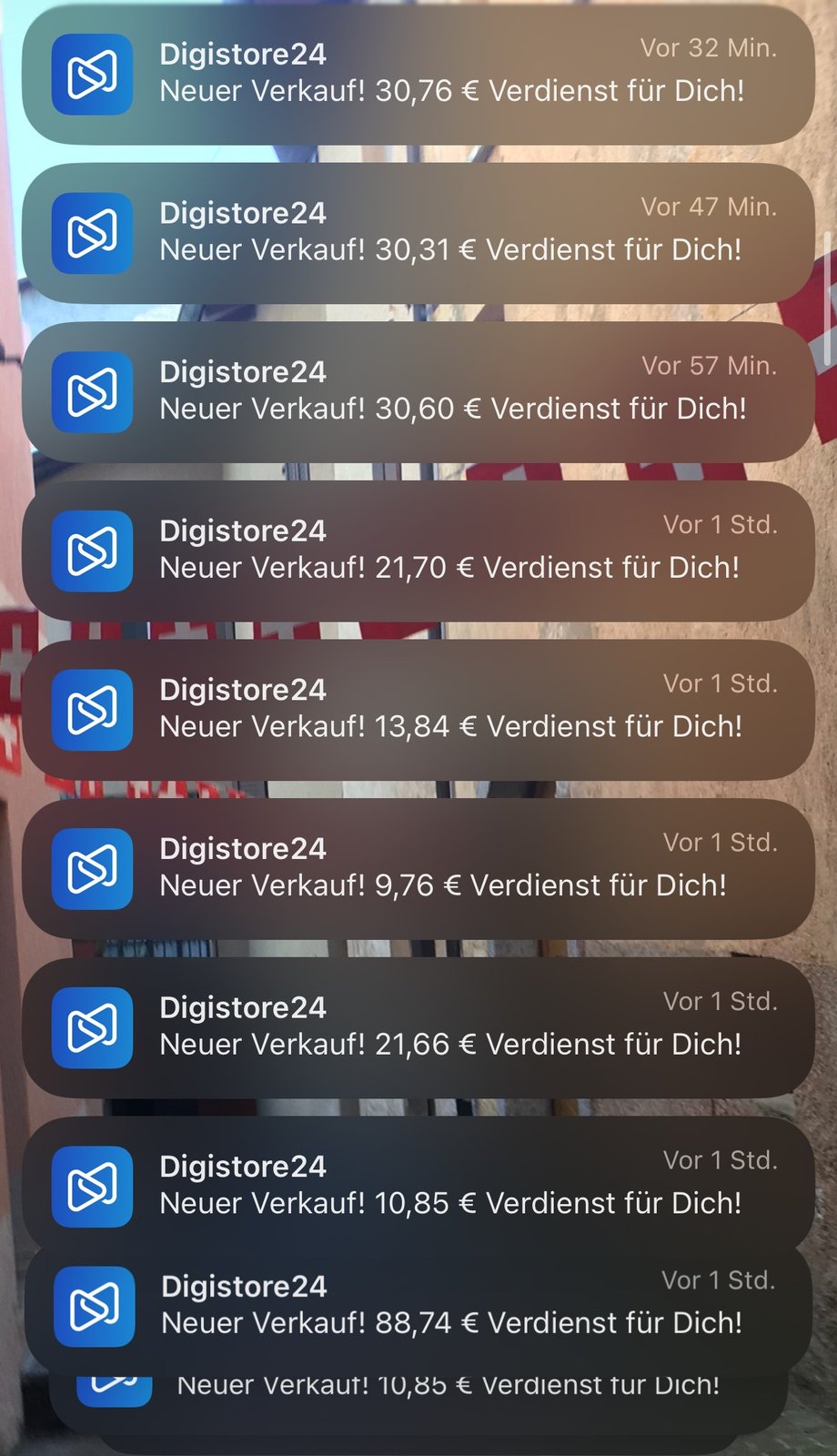 Screenshot der Digistore24-App: Meldungen „Neuer Verkauf!“ mit Beträgen zwischen 13,84 € und 30,76 € Verdienst innerhalb einer Stunde