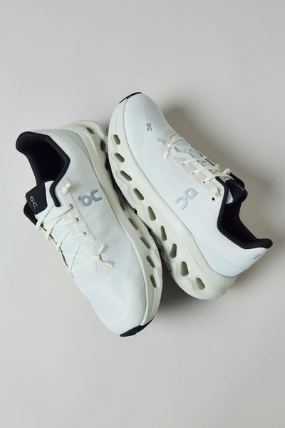 新上架！On 女款跑鞋系列 Urban Outfitters 現貨，定價 NT$5290 1