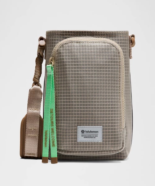 清新霧感色系 + 機能收納設計，Lululemon 新包讓你一背就上癮 4