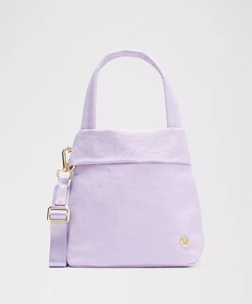 清新霧感色系 + 機能收納設計，Lululemon 新包讓你一背就上癮 5