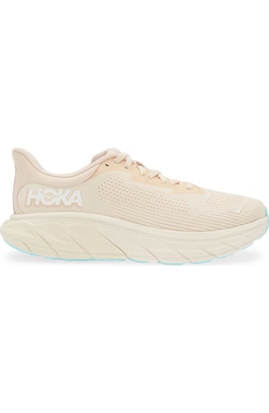 HOKA Clifton 9、Arahi 7 跑鞋下殺 6 折起，限時省 NT$1750 2