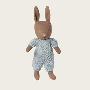Maileg Kaninchen, Mikro - Braun - Blauer Strickanzug