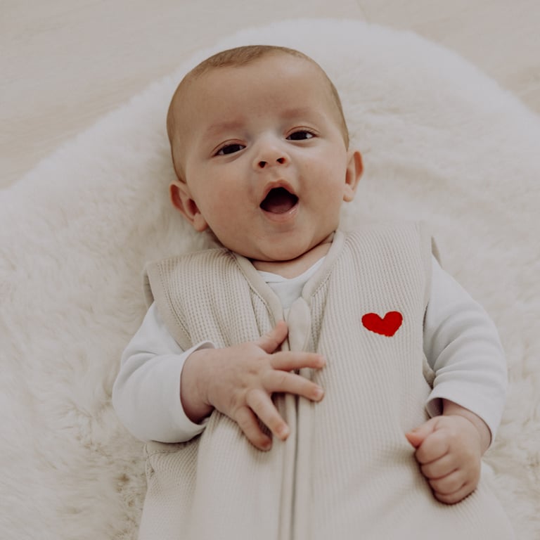 Emma & Noah x Baby Kochs Love Edition Schlafsack Essential Beige (1.0 TOG)