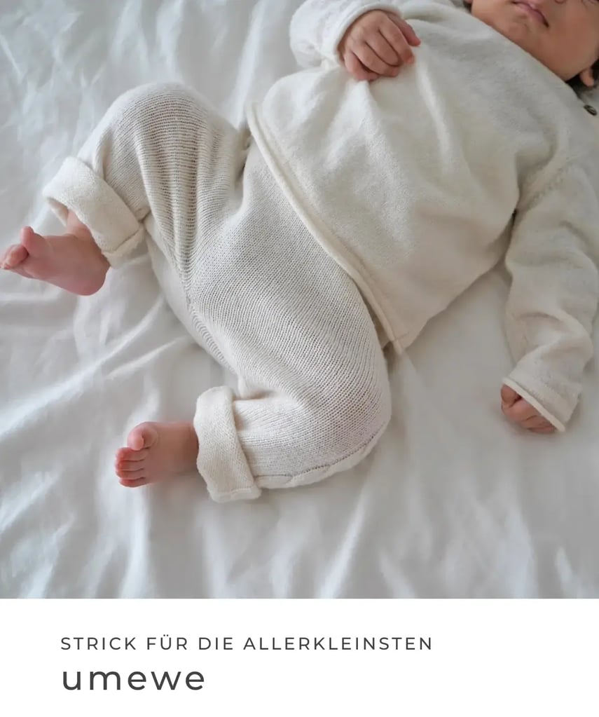 Baby in weicher, heller Strickkleidung liegt entspannt auf weißer Bettwäsche. Text im Bild: „Strick für die Allerkleinsten – umewe“