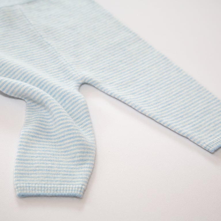 Papa Lobster Kaschmir-Babyhose Bobby Ministripe, hellblau mélange- weiß 1