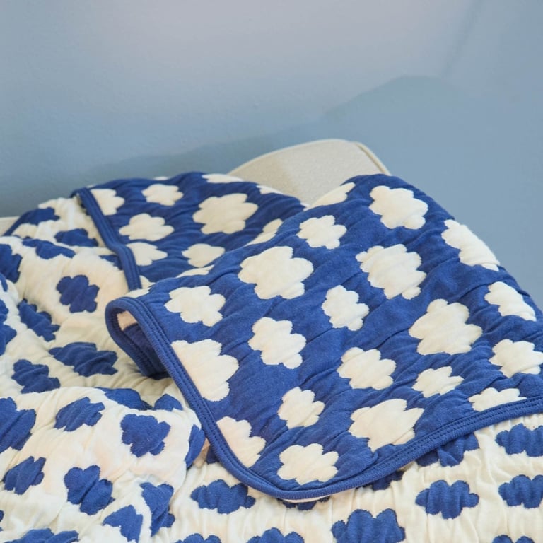 Rice Kleine Baumwoll-Steppdecke mit Wolkenmuster 1