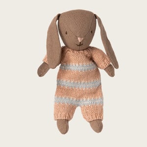 Maileg Hase, Mikro - Braun - Dusty Rose Strickanzug