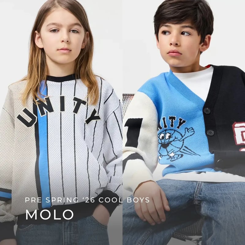 Zwei Jungen präsentieren die „Pre Spring '26 Cool Boys“ Kollektion von Molo in grafisch gemusterten Strickoberteilen