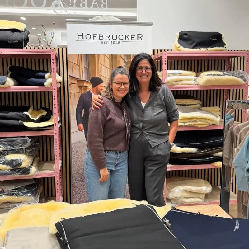 Yasmin de Lange und eine Dame von Hofbrucker im Baby Kochs Store