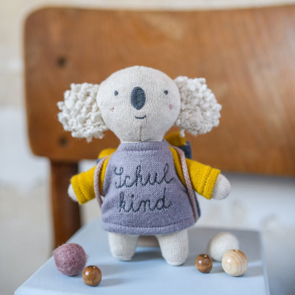 Ava & Yves Kuscheltier Koala Schulkind mit Schulranzen und Shirt in flieder/gelb