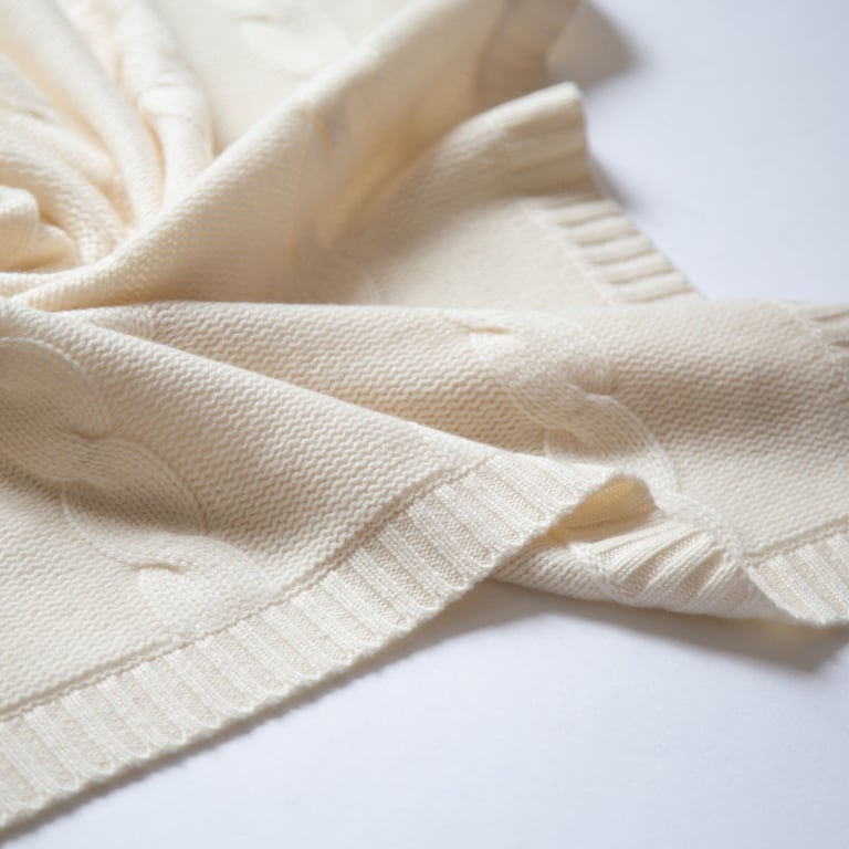 Papa Lobster Babydecke Jules mit Zopfmuster, naturweiß