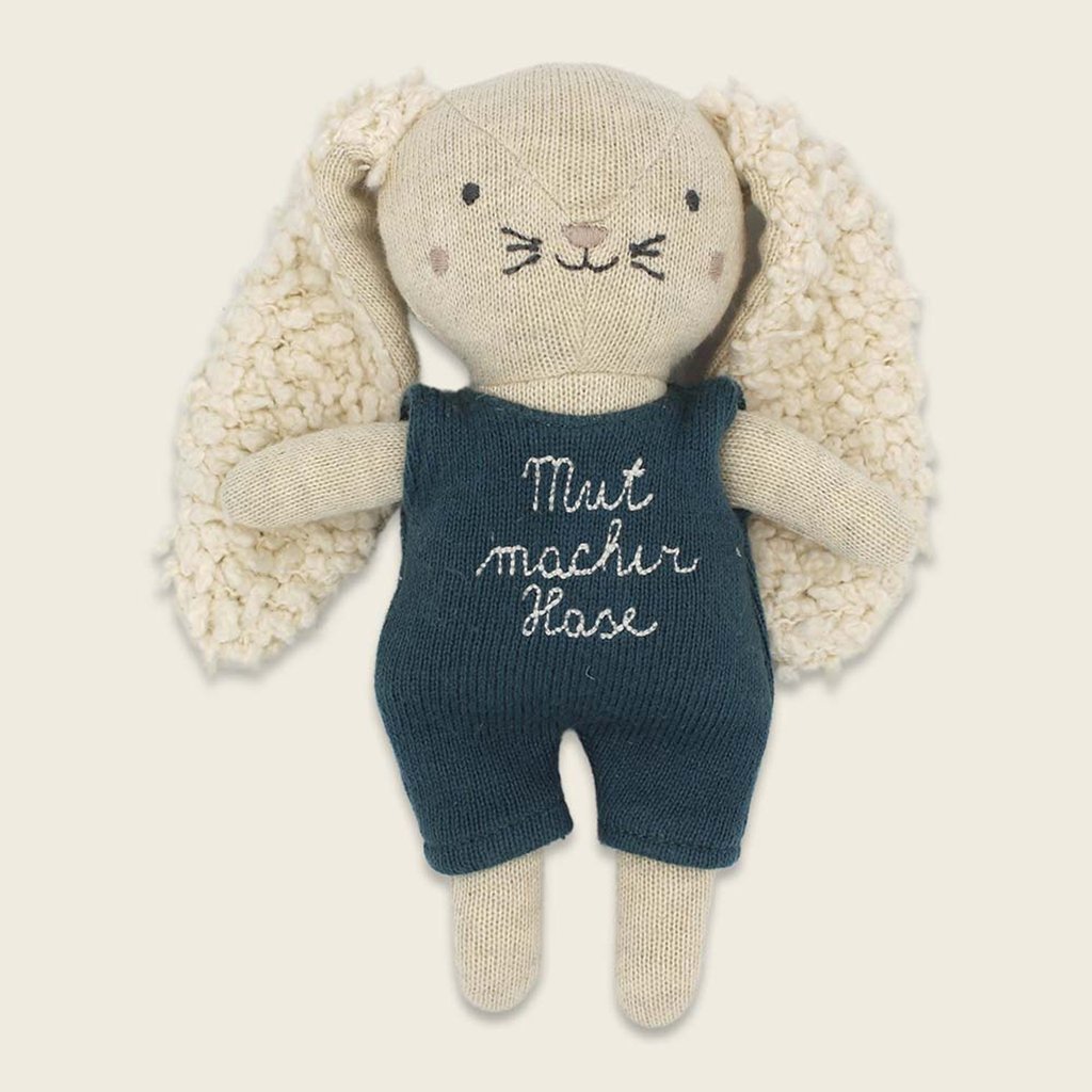 Ava & Yves Kuscheltier Mutmacher-Hase mit blauem Anzug (ohne Rucksack)
