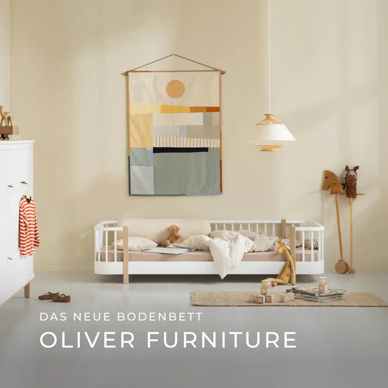 das Bodenbett von Oliver Furniture steht in einem hell eingerichteten Kinderzimmer