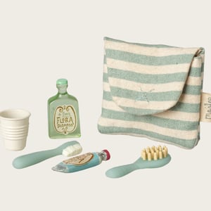 Maileg Zahnbürsten-Set in Tasche, Maus – Blau gestreift
