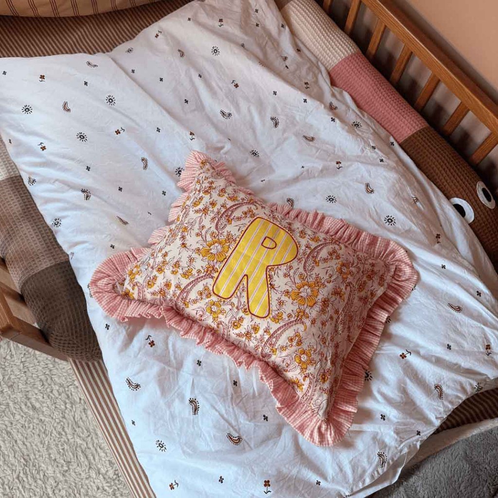 Wollbebi x Friedalovesemil Letter Kissen inkl. Daunenkissen, gelb gestreift rosa geblümt mit Rüschen