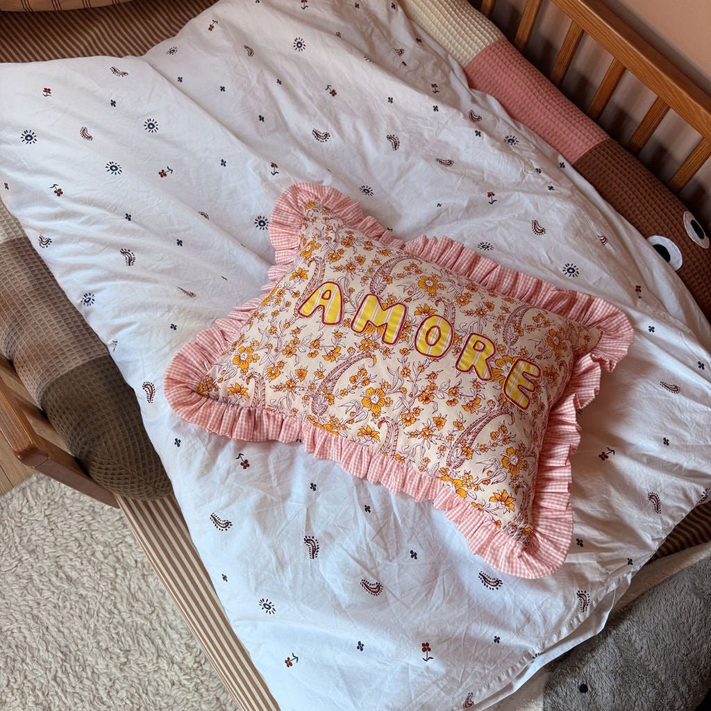Wollbebi x Friedalovesemil Kissen Amore, gelb gestreift/rosa geblümt mit Rüschen