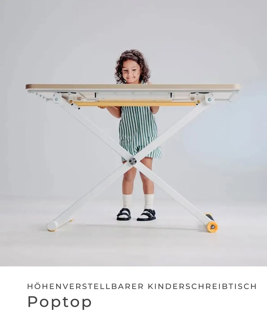 Kleines Kind steht hinter einem höhenverstellbaren Schreibtisch und schaut neugierig darüber. Minimalistischer, heller Hintergrund. Text im Bild: „Höhenverstellbarer Kinderschreibtisch – Poptop“